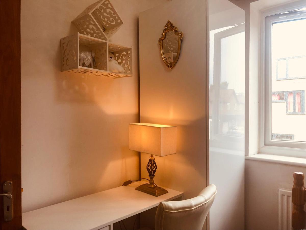 לונדון Cheerful 4 Bedroom House With Garden Free Parking מראה חיצוני תמונה