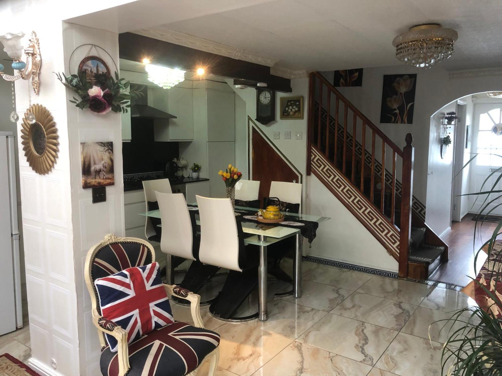 לונדון Cheerful 4 Bedroom House With Garden Free Parking מראה חיצוני תמונה